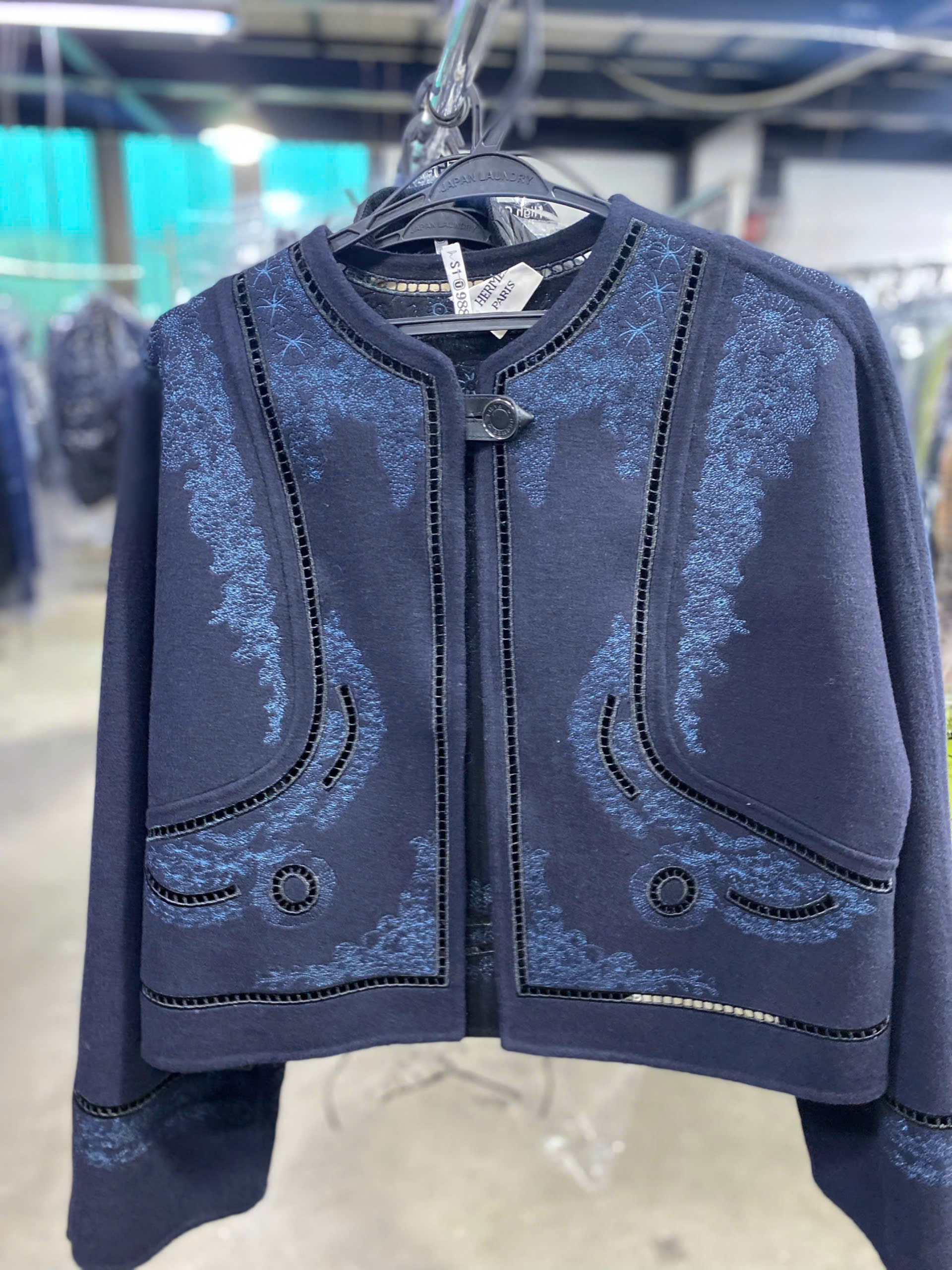 Để giữ chiếc áo khoác mỏng luôn như mới, bạn nên tuân thủ các bước giặt tẩy chuyên biệt sau đây cùng Japan Laundry tìm hiểu nhé .